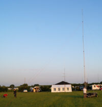 De hoge mast voor de 80m-band van Arbo PH0AS.