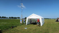 De grote tent staat, én de VHF/UHF-antennes met rotor.