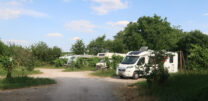 De vier plaatsen rechts, vooraan de camper van Peter en Lidy. Wij staan links, net buiten beeld.