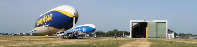 Beide zeppelins buiten de hangar.