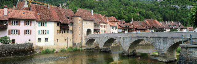 Het middeleeuwse stadje Saint-Ursanne aan de Doubs.