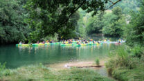 Een groep kanoërs op de rivier de Loue.