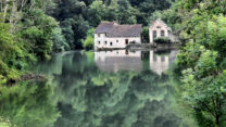 Watermolen in de rivier de Loue.