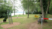 We kijken uit op een speelweide aan het meer. Onze fietsen even buiten geparkeerd.