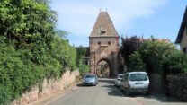 Een smal poortje waar we doorheen moeten om het dorp in te komen.