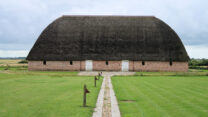 Een vreemde oude en historische boerderij...