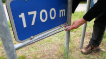 De geocache, magnetisch onder dit verkeersbord!