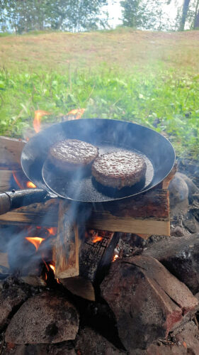 Hamburgers in de pan.