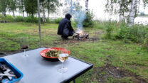 Onder de luifel, bakken in de regen. Het smaakte er niet minder om.