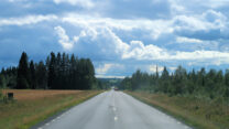 Onderweg op de E45. De dag blijft grotendeels zonnig, wel met dreigend mooie wolken!