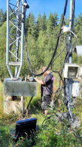 De onderkant van de mast met het kabelprobleem.