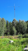 Deze 18m hoge mast wordt vervangen door een draaibare mast van 40m. De sokkel op de voorgrond is al klaar.