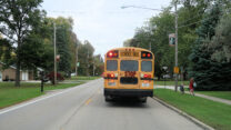 De schoolbus: alle verkeer wachten, van beide kanten!