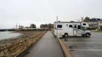 Ook een bijna 8 meter lange camper past in een gewoon parkeervakje! ;-))