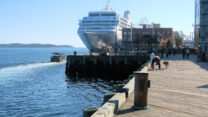 Cruiseschepen ter hoogte van het museum.