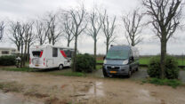 De camperplaats "bij de boer" na een nacht met veel regen.