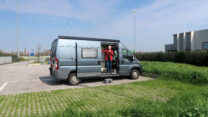 Koffiepauze op een camper-overnachtingsplaats langs de snelweg!