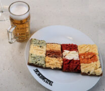 Typische lunch bij Trzesniewski: boterhammetjes met salade en een Pfiff (biertje, 0,1L).