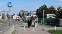 Een blik vanaf het metrostation: aan het eind zie je de Spar-supermarkt, rechts daarvan is de ingang van de camperplaats.