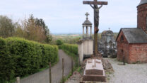 Zelfs het kerkhof is hoog gelegen met terrassen voor de graven.