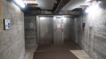 Aan het eind van een zijgang de lift. Die brengt je 40m hoger naar de koepel.