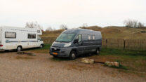 Camperplaats in Fort Mahon Plage, tegen de duinrand.