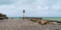 De vuurtoren bij de ingang van de haven in Saint-Valery-en-Caux.