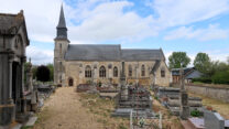 Een flinke kerk voor zo'n klein en schijnbaar uitgestorven dorpje...