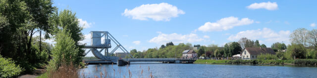 De (nieuwe) Pegasusbrug met rechts het oude café.