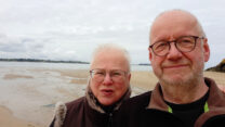 Op het strand. Bij vloed is het strand, bij eb ligt de baai droog en kun je naar de overkant wandelen! Wel op tijd terugkeren, of je moet heel goed kunnen zwemmen...