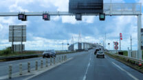 De oprit van de Pont Saint-Nazaire over de Loire.