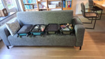 De kleine rolkoffers op de nieuwe bank.