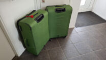 De grote koffers staan klaar in de hal, 18kg elk...