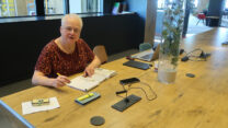 Handig, zo'n tafel met 230V- én USB-stopcontacten! Femma is nog informatie voor onderweg aan het opzoeken en noteren.