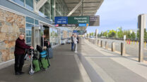 Wachten op de shuttle van het Holiday Inn.
