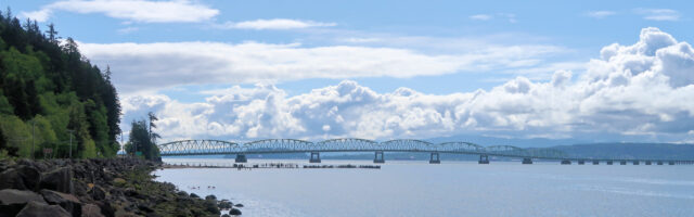 De Astoria Megler Bridge over de monding van de Columbia River.