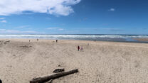 Het strand aan het eind van de straat in Cannon Beach.
