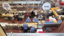 De grote brokken worden machinaal gesneden.