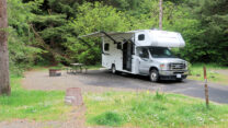 Ons plekje met stroom en water op een mega grote State Park-camping.