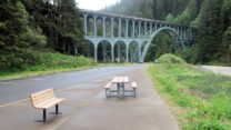 De Cape Creek Bridge, een mooie brug (uit 1932) over het riviertje Cape Creek die hier in zee stroomt.