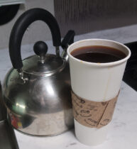 Een superbeker met koffie: 24oz, dat is 0,7 liter. Gelijk aan een fles wijn!