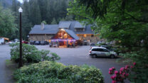 De lodge (het hoofdgebouw) bij avond.