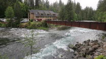 Het hoofgebouw gezien vanaf de andere kant van de McKenzie river.