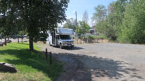 Een overnachtingsplaats voor 4 campers of caravans middenin het dorp.