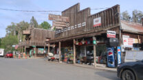 Naast deze winkel het oude café, nu een 'Giftshop'.