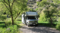 Aardig klein campingkje aan een rumoerige rivier.